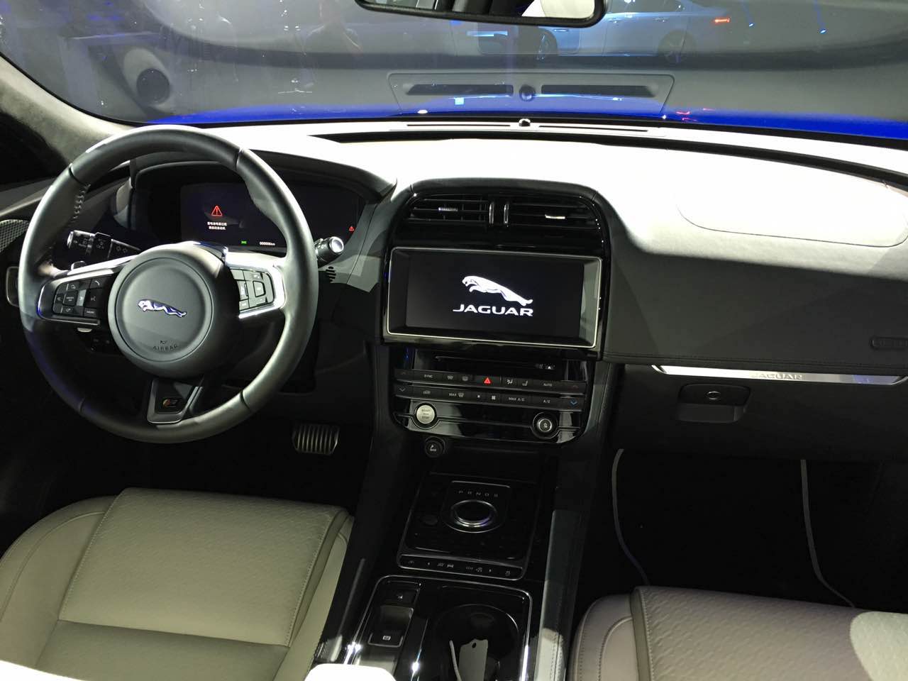 捷豹F-PACE国内首度亮相 采用全铝车身5