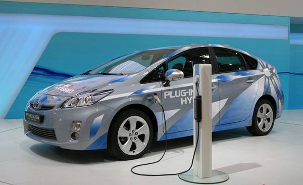 头条·国际 | 丰田新款普锐斯插电混动汽车 可用太阳能充电1